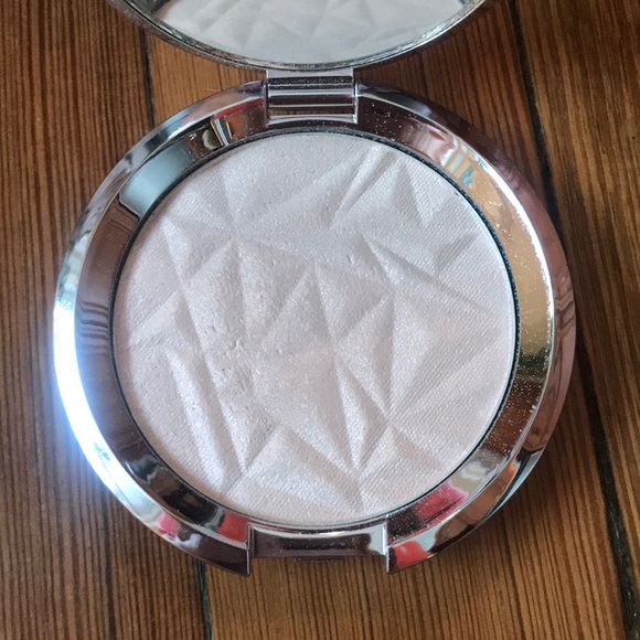 BECCA: Prismatic Amethyst - Picture 3 of 6